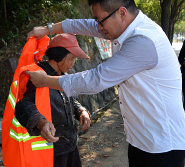 Reflective clothing ensure the safety of sanitation workers